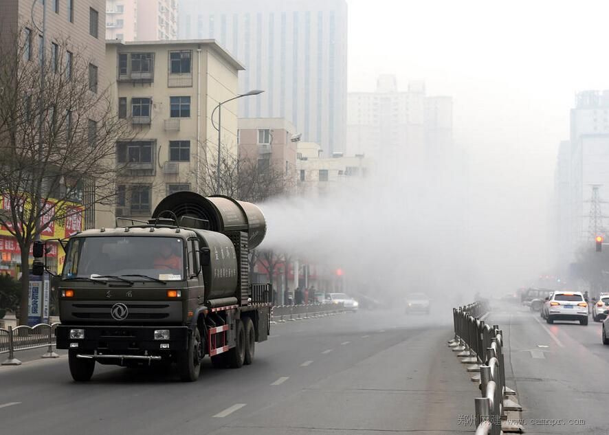 郑州街头出现“防霾神器”雾炮车
